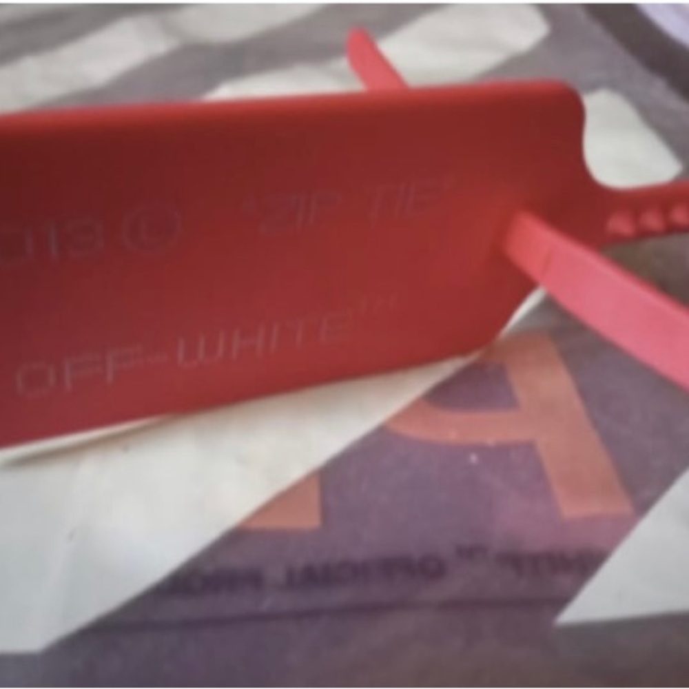 Off-White Key chain w Tag NWT w Bag no Box - Picture 8 of 9